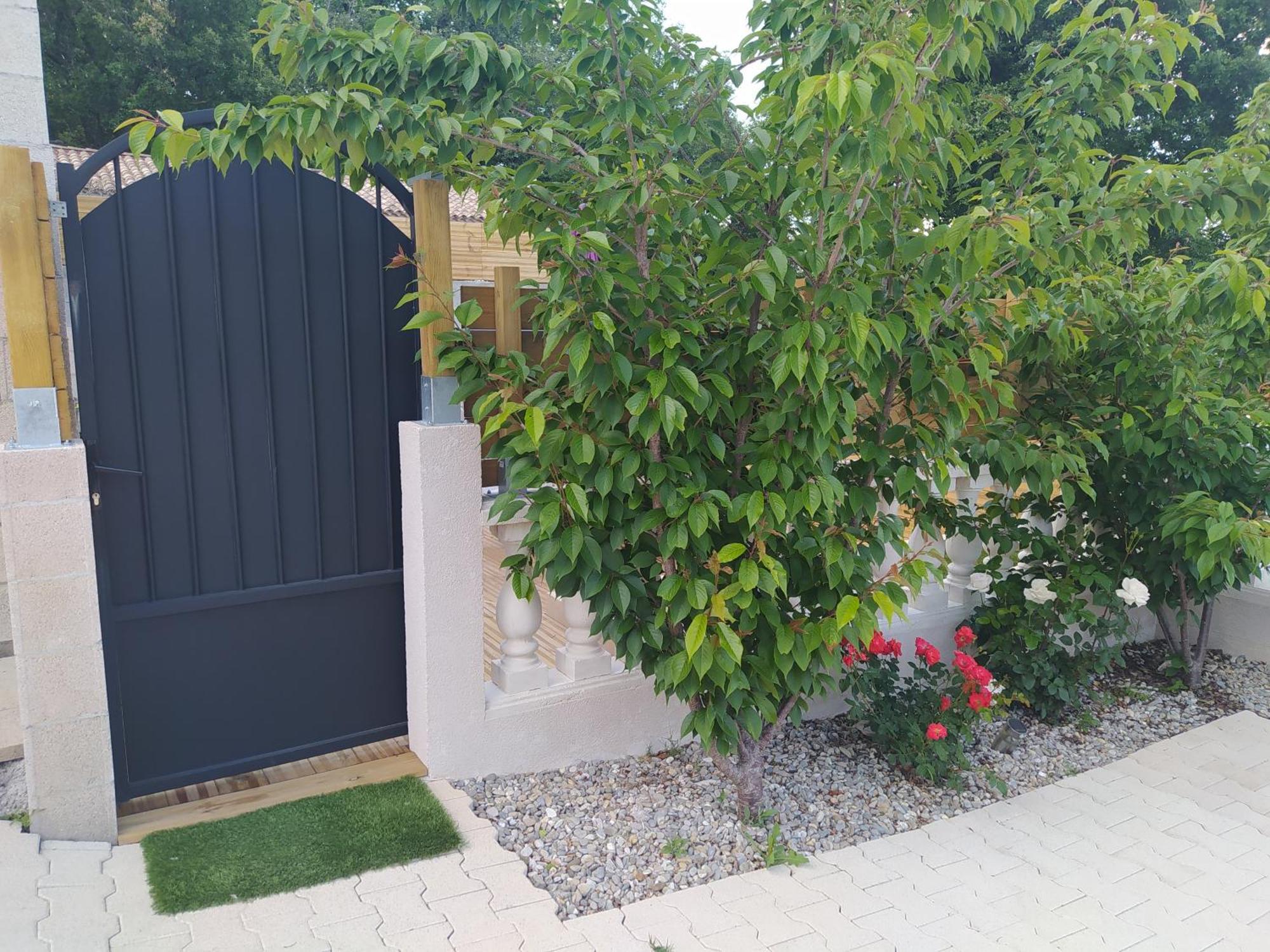 Studio Cosy Avec Terrasse Et Jacuzzi A Disposition De Mai A Aout Rians  Exterior foto